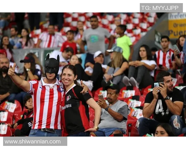 足球明星在采访中亲吻球迷瞬间引发热议与感动